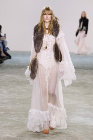 2/50 | Chloé Fall 2025 | Photo: NOWFASHION.com Chloé Fall 2025 | Photo: NOWFASHION.com