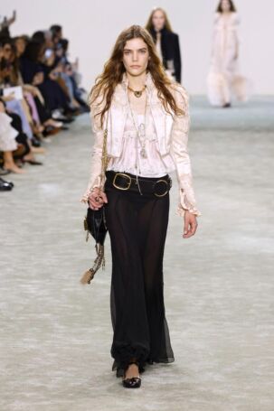 3/50 | Chloé Fall 2025 | Photo: NOWFASHION.com Chloé Fall 2025 | Photo: NOWFASHION.com
