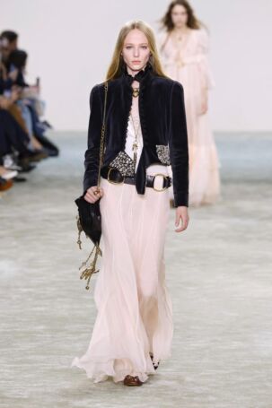 4/50 | Chloé Fall 2025 | Photo: NOWFASHION.com Chloé Fall 2025 | Photo: NOWFASHION.com