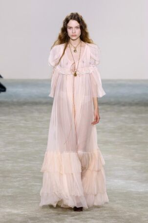 5/50 | Chloé Fall 2025 | Photo: NOWFASHION.com Chloé Fall 2025 | Photo: NOWFASHION.com