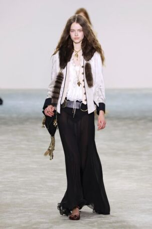 6/50 | Chloé Fall 2025 | Photo: NOWFASHION.com Chloé Fall 2025 | Photo: NOWFASHION.com
