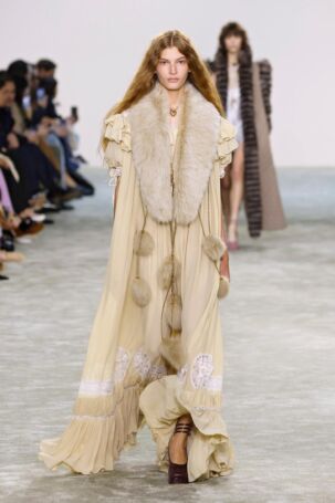 7/50 | Chloé Fall 2025 | Photo: NOWFASHION.com Chloé Fall 2025 | Photo: NOWFASHION.com