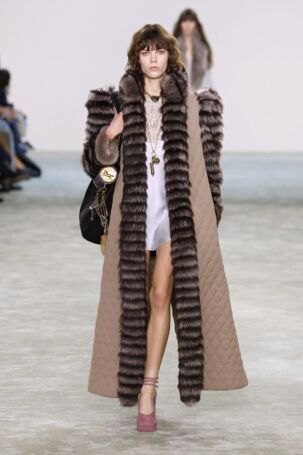 8/50 | Chloé Fall 2025 | Photo: NOWFASHION.com Chloé Fall 2025 | Photo: NOWFASHION.com