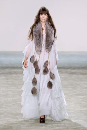 9/50 | Chloé Fall 2025 | Photo: NOWFASHION.com Chloé Fall 2025 | Photo: NOWFASHION.com