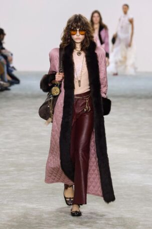 10/50 | Chloé Fall 2025 | Photo: NOWFASHION.com Chloé Fall 2025 | Photo: NOWFASHION.com