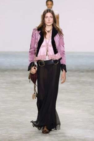 11/50 | Chloé Fall 2025 | Photo: NOWFASHION.com Chloé Fall 2025 | Photo: NOWFASHION.com