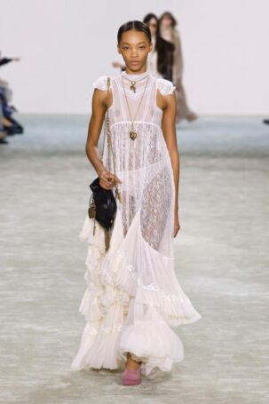 12/50 | Chloé Fall 2025 | Photo: NOWFASHION.com Chloé Fall 2025 | Photo: NOWFASHION.com