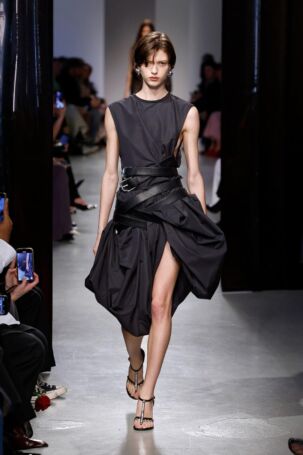1/42 | Christopher Esber Fall 2025 | Photo: NOWFASHION.com Christopher Esber Fall 2025 | Photo: NOWFASHION.com