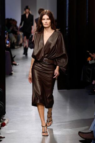 2/42 | Christopher Esber Fall 2025 | Photo: NOWFASHION.com Christopher Esber Fall 2025 | Photo: NOWFASHION.com