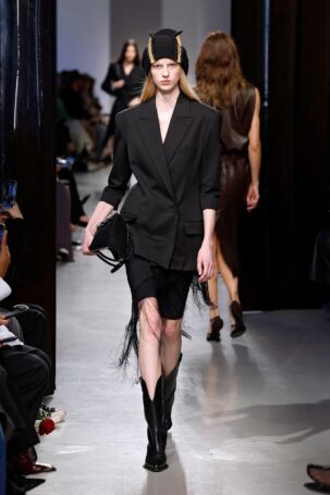 3/42 | Christopher Esber Fall 2025 | Photo: NOWFASHION.com Christopher Esber Fall 2025 | Photo: NOWFASHION.com