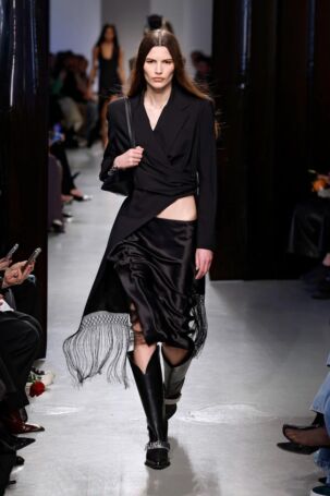 4/42 | Christopher Esber Fall 2025 | Photo: NOWFASHION.com Christopher Esber Fall 2025 | Photo: NOWFASHION.com