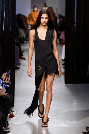 5/42 | Christopher Esber Fall 2025 | Photo: NOWFASHION.com Christopher Esber Fall 2025 | Photo: NOWFASHION.com