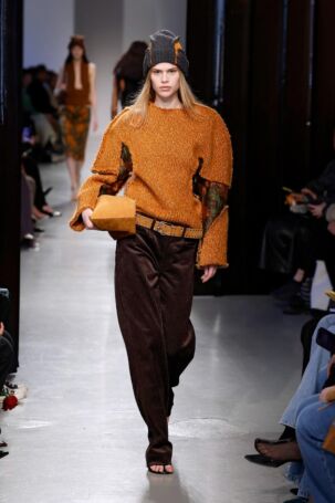6/42 | Christopher Esber Fall 2025 | Photo: NOWFASHION.com Christopher Esber Fall 2025 | Photo: NOWFASHION.com