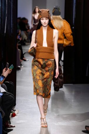 7/42 | Christopher Esber Fall 2025 | Photo: NOWFASHION.com Christopher Esber Fall 2025 | Photo: NOWFASHION.com