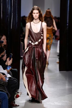 8/42 | Christopher Esber Fall 2025 | Photo: NOWFASHION.com Christopher Esber Fall 2025 | Photo: NOWFASHION.com