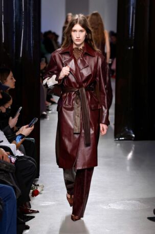 9/42 | Christopher Esber Fall 2025 | Photo: NOWFASHION.com Christopher Esber Fall 2025 | Photo: NOWFASHION.com