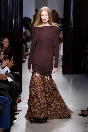 10/42 | Christopher Esber Fall 2025 | Photo: NOWFASHION.com Christopher Esber Fall 2025 | Photo: NOWFASHION.com