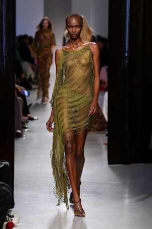 11/42 | Christopher Esber Fall 2025 | Photo: NOWFASHION.com Christopher Esber Fall 2025 | Photo: NOWFASHION.com
