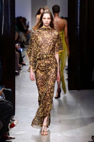 12/42 | Christopher Esber Fall 2025 | Photo: NOWFASHION.com Christopher Esber Fall 2025 | Photo: NOWFASHION.com