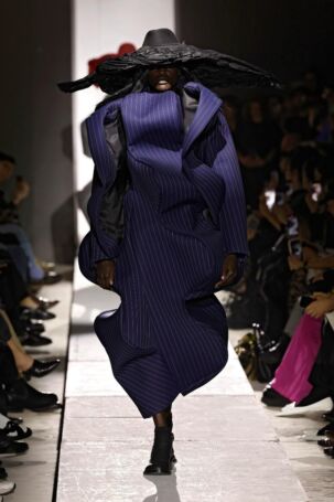 1/20 | Comme Des Garçons Fall 2025 | Photo: NOWFASHION.com Comme Des Garçons Fall 2025 | Photo: NOWFASHION.com