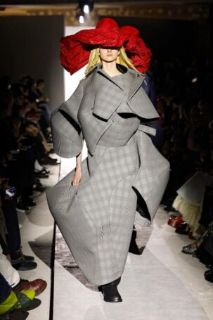 2/20 | Comme Des Garçons Fall 2025 | Photo: NOWFASHION.com Comme Des Garçons Fall 2025 | Photo: NOWFASHION.com