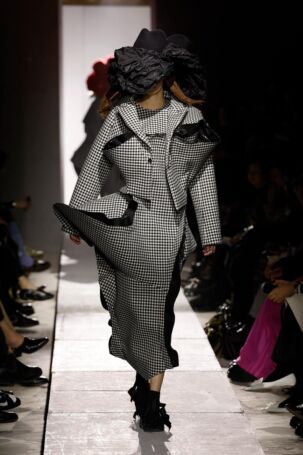 3/20 | Comme Des Garçons Fall 2025 | Photo: NOWFASHION.com Comme Des Garçons Fall 2025 | Photo: NOWFASHION.com