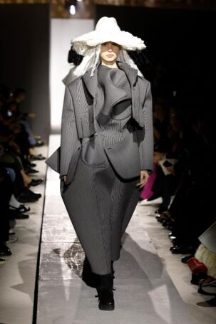 4/20 | Comme Des Garçons Fall 2025 | Photo: NOWFASHION.com Comme Des Garçons Fall 2025 | Photo: NOWFASHION.com