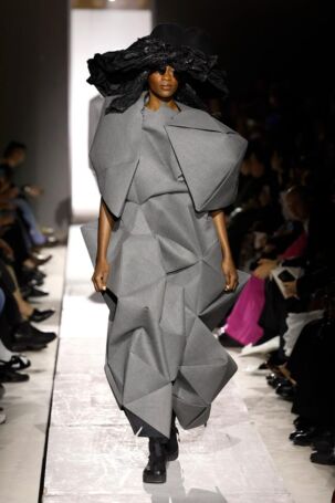 5/20 | Comme Des Garçons Fall 2025 | Photo: NOWFASHION.com Comme Des Garçons Fall 2025 | Photo: NOWFASHION.com
