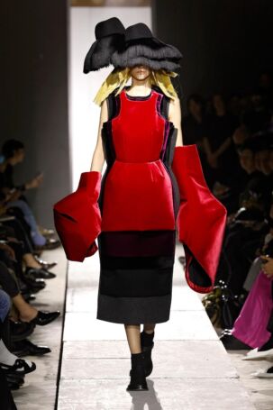 6/20 | Comme Des Garçons Fall 2025 | Photo: NOWFASHION.com Comme Des Garçons Fall 2025 | Photo: NOWFASHION.com