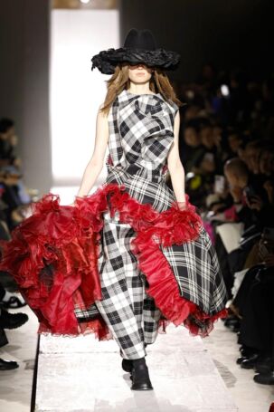 9/20 | Comme Des Garçons Fall 2025 | Photo: NOWFASHION.com Comme Des Garçons Fall 2025 | Photo: NOWFASHION.com