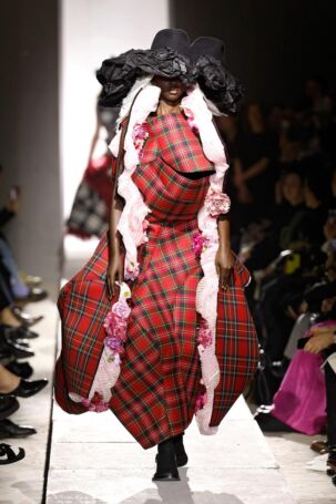 10/20 | Comme Des Garçons Fall 2025 | Photo: NOWFASHION.com Comme Des Garçons Fall 2025 | Photo: NOWFASHION.com
