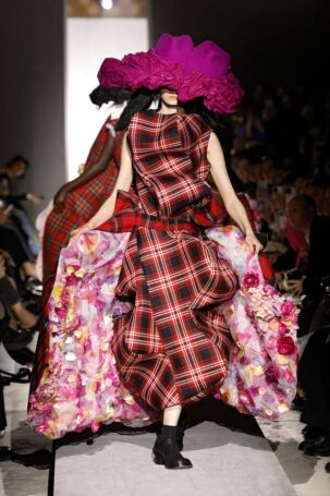 11/20 | Comme Des Garçons Fall 2025 | Photo: NOWFASHION.com Comme Des Garçons Fall 2025 | Photo: NOWFASHION.com