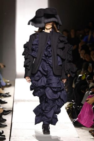 12/20 | Comme Des Garçons Fall 2025 | Photo: NOWFASHION.com Comme Des Garçons Fall 2025 | Photo: NOWFASHION.com