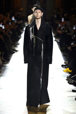 1/56 | Dries Van Noten Fall 2025 | Photo: NOWFASHION.com Dries Van Noten Fall 2025 | Photo: NOWFASHION.com