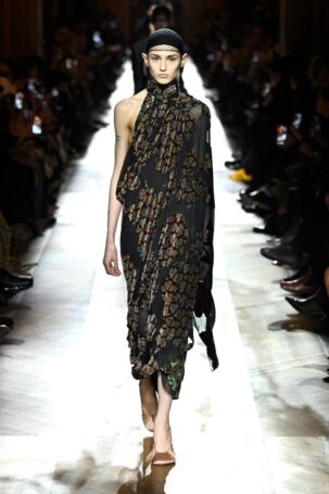 2/56 | Dries Van Noten Fall 2025 | Photo: NOWFASHION.com Dries Van Noten Fall 2025 | Photo: NOWFASHION.com