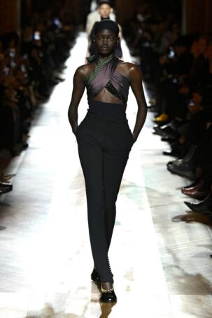 6/56 | Dries Van Noten Fall 2025 | Photo: NOWFASHION.com Dries Van Noten Fall 2025 | Photo: NOWFASHION.com