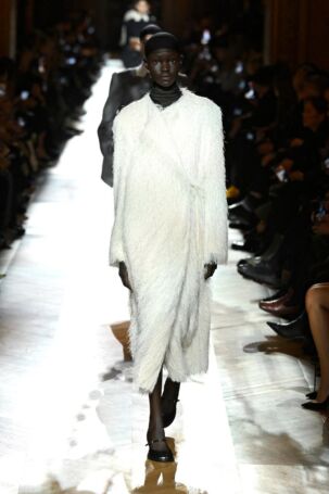 8/56 | Dries Van Noten Fall 2025 | Photo: NOWFASHION.com Dries Van Noten Fall 2025 | Photo: NOWFASHION.com