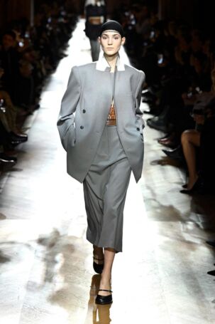9/56 | Dries Van Noten Fall 2025 | Photo: NOWFASHION.com Dries Van Noten Fall 2025 | Photo: NOWFASHION.com