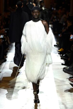 11/56 | Dries Van Noten Fall 2025 | Photo: NOWFASHION.com Dries Van Noten Fall 2025 | Photo: NOWFASHION.com