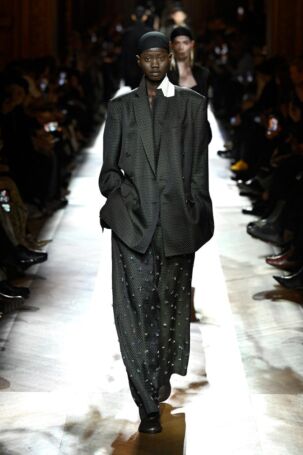 12/56 | Dries Van Noten Fall 2025 | Photo: NOWFASHION.com Dries Van Noten Fall 2025 | Photo: NOWFASHION.com