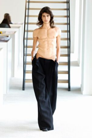 1/54 | Duran Lantink Fall 2025 | Photo: NOWFASHION.com Duran Lantink Fall 2025 | Photo: NOWFASHION.com