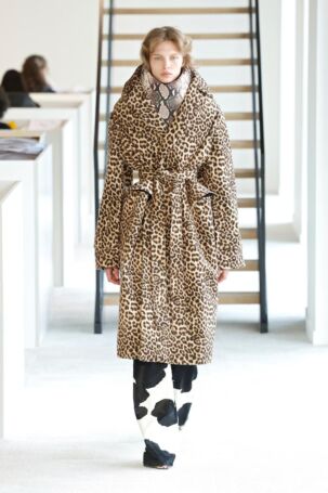 4/54 | Duran Lantink Fall 2025 | Photo: NOWFASHION.com Duran Lantink Fall 2025 | Photo: NOWFASHION.com