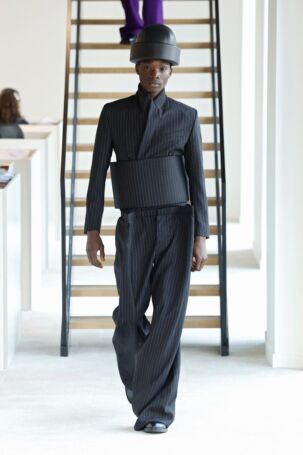 6/54 | Duran Lantink Fall 2025 | Photo: NOWFASHION.com Duran Lantink Fall 2025 | Photo: NOWFASHION.com