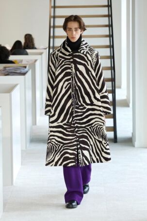 7/54 | Duran Lantink Fall 2025 | Photo: NOWFASHION.com Duran Lantink Fall 2025 | Photo: NOWFASHION.com