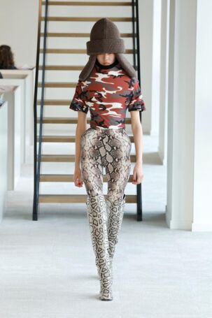 10/54 | Duran Lantink Fall 2025 | Photo: NOWFASHION.com Duran Lantink Fall 2025 | Photo: NOWFASHION.com