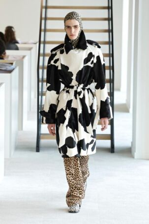 11/54 | Duran Lantink Fall 2025 | Photo: NOWFASHION.com Duran Lantink Fall 2025 | Photo: NOWFASHION.com