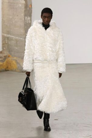 2/39 | Gabriela Hearst Fall 2025 | Photo: NOWFASHION.com Gabriela Hearst Fall 2025 | Photo: NOWFASHION.com