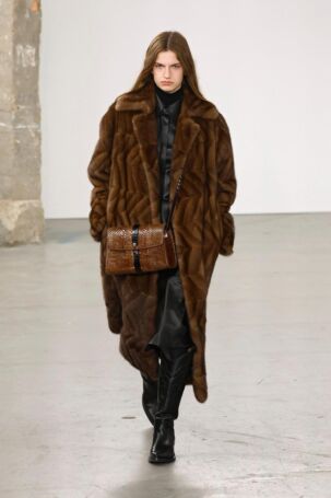 7/39 | Gabriela Hearst Fall 2025 | Photo: NOWFASHION.com Gabriela Hearst Fall 2025 | Photo: NOWFASHION.com