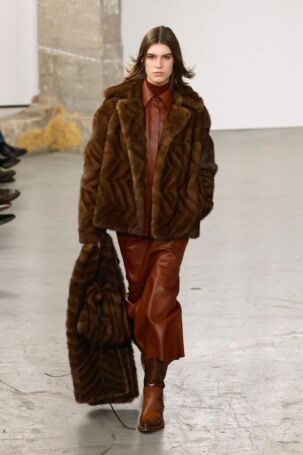 8/39 | Gabriela Hearst Fall 2025 | Photo: NOWFASHION.com Gabriela Hearst Fall 2025 | Photo: NOWFASHION.com