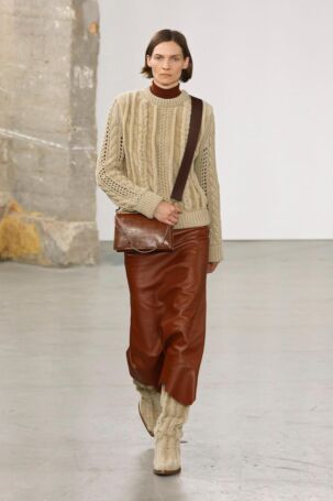10/39 | Gabriela Hearst Fall 2025 | Photo: NOWFASHION.com Gabriela Hearst Fall 2025 | Photo: NOWFASHION.com